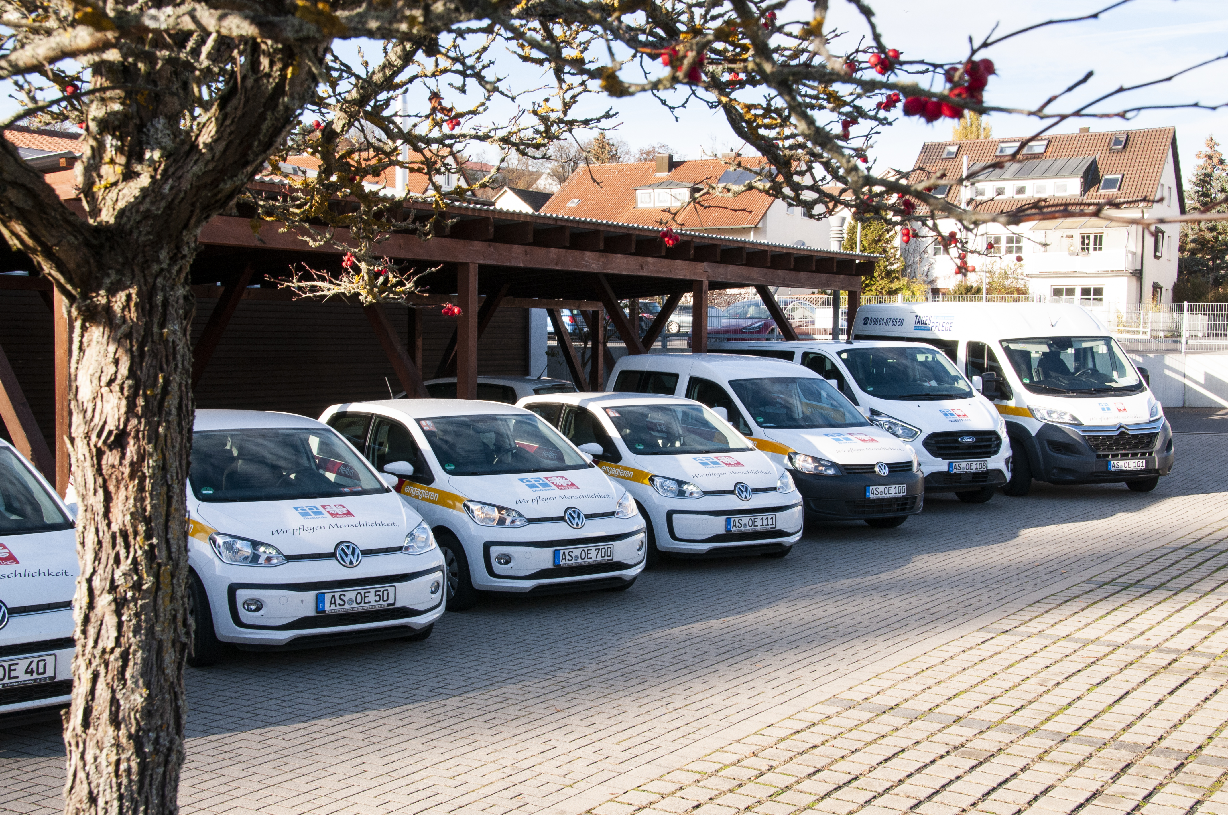 mehrere unterschiedliche Autos sind der Reihe nach aufgestellt